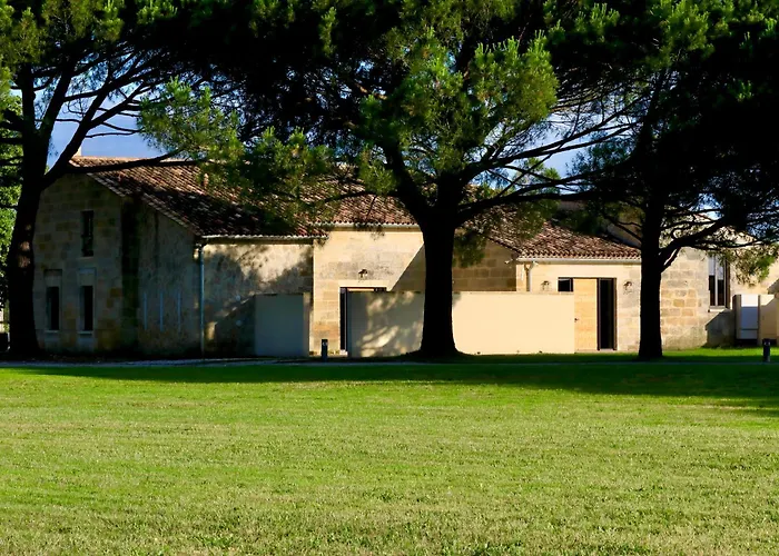 Bed and Breakfast La Chartreuse De Dauzac 3*